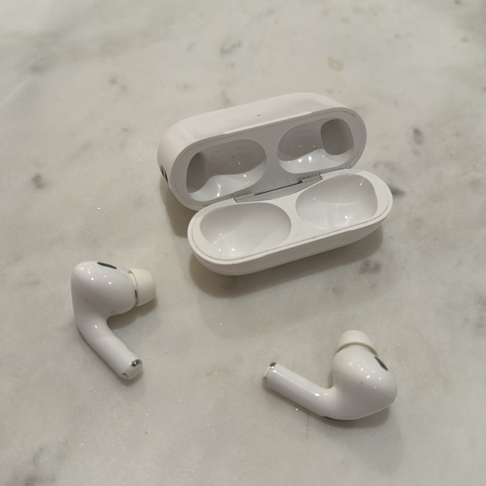 Apple AirPods Pro 2nd Gen w/ USB-C Charging Case (from 2023)